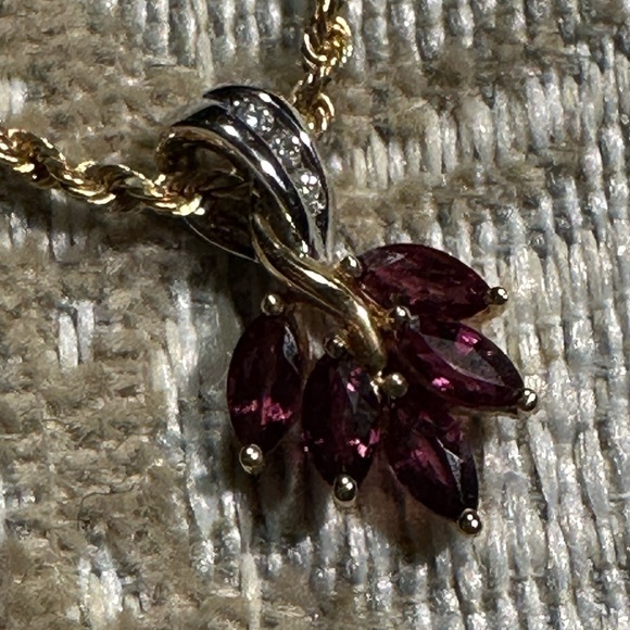 Gorgeous pendant in 14k gold